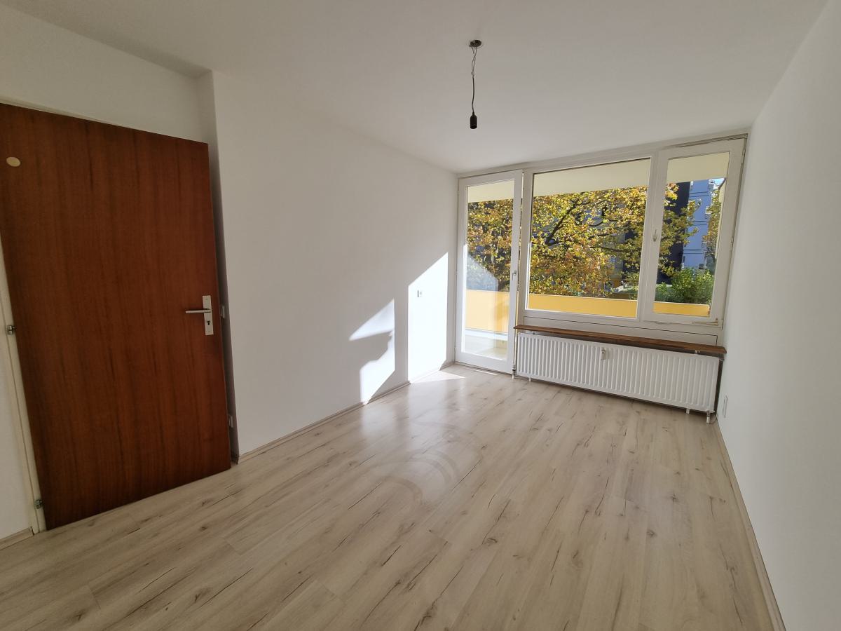 Schlafzimmer mit zweitem Balkon